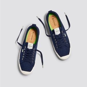 Cariuma Navy Canvas OCA LOW (EUC)